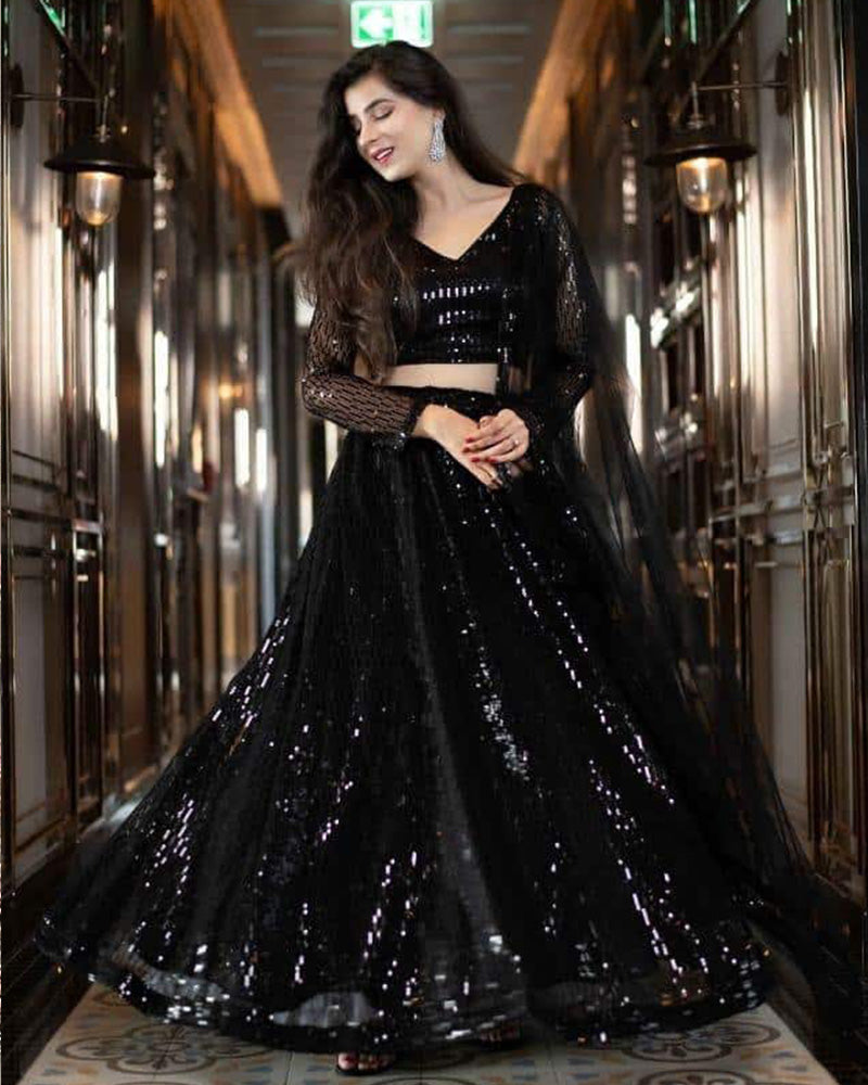 Niche Lifestyle on Instagram: “#AliaBhatt keeps her look fuss-free for the  Diwali festivities in a blac… | Blouse designs indian, Black lehenga, Black  lehenga choli